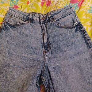 DIVIDED. HIGHWAISTED ACID WASHED JEANS.